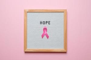 Flatlay-Konzept zur Sensibilisierung für Brustkrebs foto