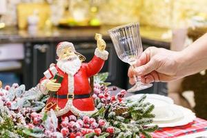 schöne weihnachtsfigur des weihnachtsmanns und dekorative souvenirs foto