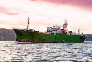 der schlepper im pazifischen ozean in der nähe der halbinsel kamtschatka foto