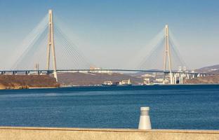 Russische Hängebrücke von der russischen Insel in Wladiwostok aus gesehen foto