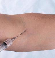 Impfstoffinjektion in der Hand des Menschen foto