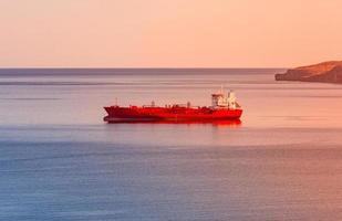 tanker im blauen meer auf sinset foto