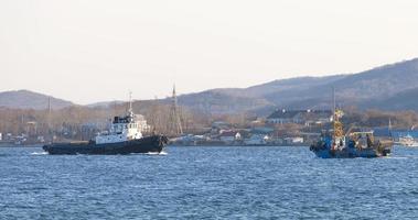 kleines kommerzielles Netzfischerboot und Schlepper foto