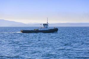 Blick auf einen kleinen Schlepper im Meer foto