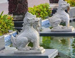 die skulptur des chinesischen löwen in sanya, insel hainan foto