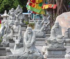 chinesische skulptur im garten im buddhistischen kulturzentrum nanshan foto