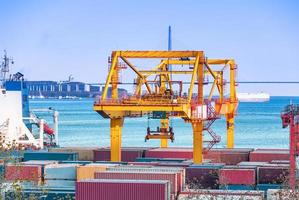 industrieller Seehafen mit Containern und Kränen foto