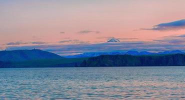 der vuluchinsky-vulkan und die avacha-bucht bei sonnenuntergang auf der halbinsel kamtschatka foto