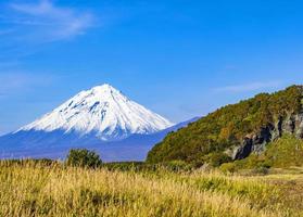 der panoramische herbstblick auf den vulkan koryaksky auf der halbinsel kamtschatka foto