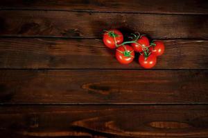 Tomaten auf dem Tisch. Platz für ein Etikett foto