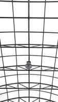 Struktur aus Metall-Stahl-Dachrahmen für den Hochbau. foto