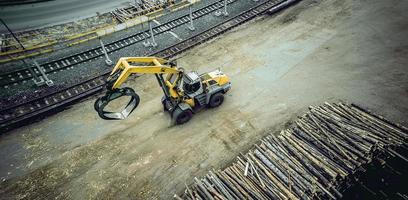 Verladung von Baumstämmen in der Holzverarbeitungsfabrik foto