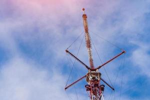 UKW-Fernsehantenne auf blauem Himmelshintergrund foto