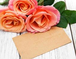 rosa Rosen und Grußkarte foto