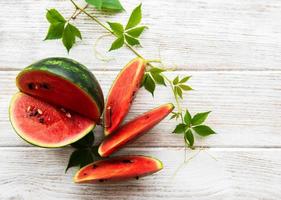 Wassermelone mit grünen Blättern foto