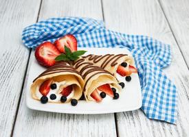 Crêpes mit Erdbeeren und Schokoladensauce foto