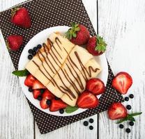 Crêpes mit Erdbeeren und Schokoladensauce foto