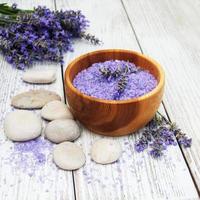 Lavendel und Massagesalz foto