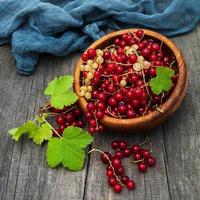 Schüssel mit roten Johannisbeeren foto