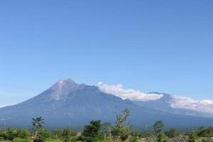 luftaufnahme der landschaft des berges merapi mit reisfeld und dorf in yogyakarta, indonesien vulkanlandschaftsansicht foto