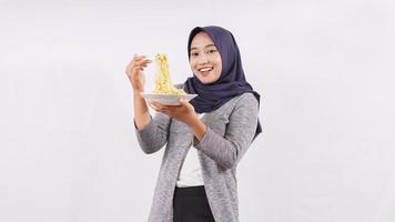 asiatische Mädchen genießen gerne Nudeln isoliert auf weißem Hintergrund foto