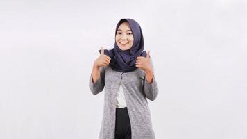 asiatische Frau lächelnd Geste ok isoliert auf weißem Hintergrund foto