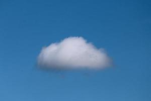 einzelne weiße Naturwolke auf blauem Himmelshintergrund tagsüber, Foto der Naturwolke für Freiheit und Naturkonzept