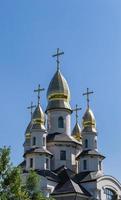 christliches Kirchenkreuz im hohen Kirchturm zum Gebet foto