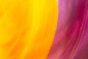 Abstraktion. heiße gelbe orange sonne auf einem lila hintergrund nahaufnahme. weiche Verlaufsunschärfe. foto