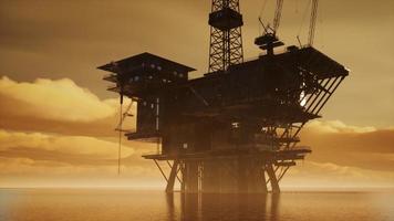 Offshore-Jack-Up-Rig mitten im Meer bei Sonnenuntergang foto