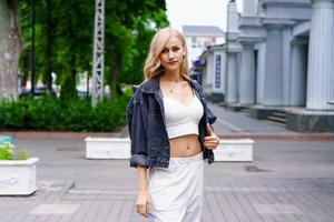 Porträt einer blonden Frau auf einer Stadtstraße foto