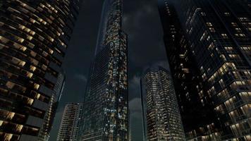 Glass Skyscraper Bürogebäude mit dunklem Himmel foto