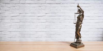 Lady Justice oder Justitia-Statue auf dem Schreibtisch - Gerichtsstand foto