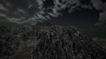 riesige dunkle Wolken über den schottischen Highlands foto
