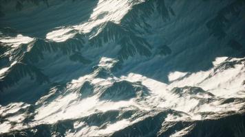 luftaufnahme der alpenberge im schnee foto