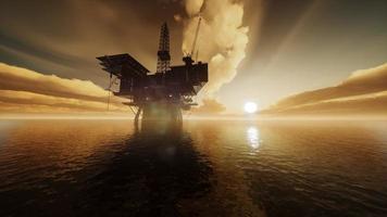 Offshore-Jack-Up-Rig mitten im Meer bei Sonnenuntergang foto