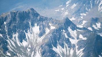 Luftbild Landschaft der Berge mit Schnee bedeckt foto