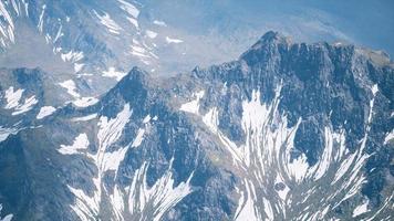 Luftbild Landschaft der Berge mit Schnee bedeckt foto