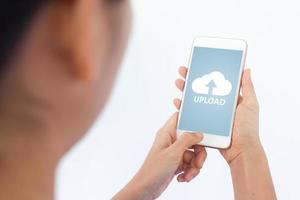 Smartphone zur Hand, das Cloud-Upload-Konzept auf dem Telefonbildschirm öffnet. frauen- oder mannhand-upload vom handy zum speichern von daten auf dem server foto