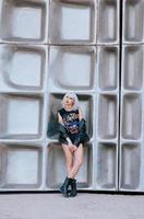 Porträt einer stilvollen blonden Grunge-Blondine auf dem futuristischen Hintergrund foto