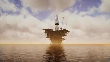 Offshore-Jack-Up-Rig mitten im Meer bei Sonnenuntergang foto