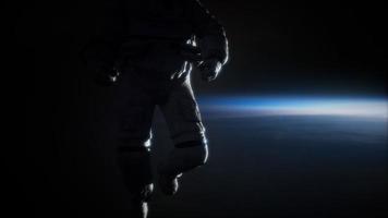 astronaut im weltraum vor dem hintergrund des planeten erde foto