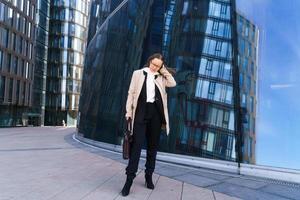 Geschäftsfrau mit einem nachdenklichen Blick in Gläsern im Business Center foto