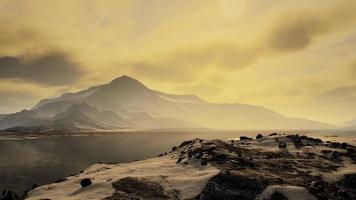 mit Eis bedeckte Berge in der antarktischen Landschaft foto