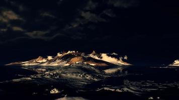 Dramatische Landschaft in der Antarktis mit kommendem Sturm foto