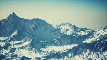 luftaufnahme der alpenberge im schnee foto