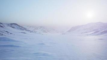 Luftlandschaft von schneebedeckten Bergen und eisigen Küsten in der Antarktis foto