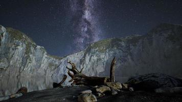 hyperlapse des nächtlichen sternenhimmels mit berg- und ozeanstrand auf den lofoten norwegen foto