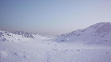 Luftlandschaft von schneebedeckten Bergen und eisigen Küsten in der Antarktis foto