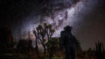 astronauten- und sternenmilchstraßenbildung im death valley foto